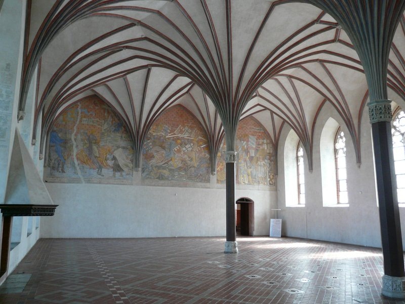 На полу мы видим отверстия для подачи тепла.