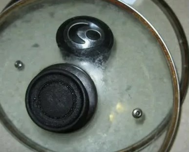 Вот такие стеклянные крышки очень легко отмываются