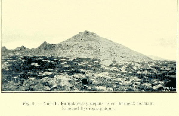 Вид на Конжаковский Камень с травянистого перевала, образующего гидрографический узел (место, где берут начало реки)