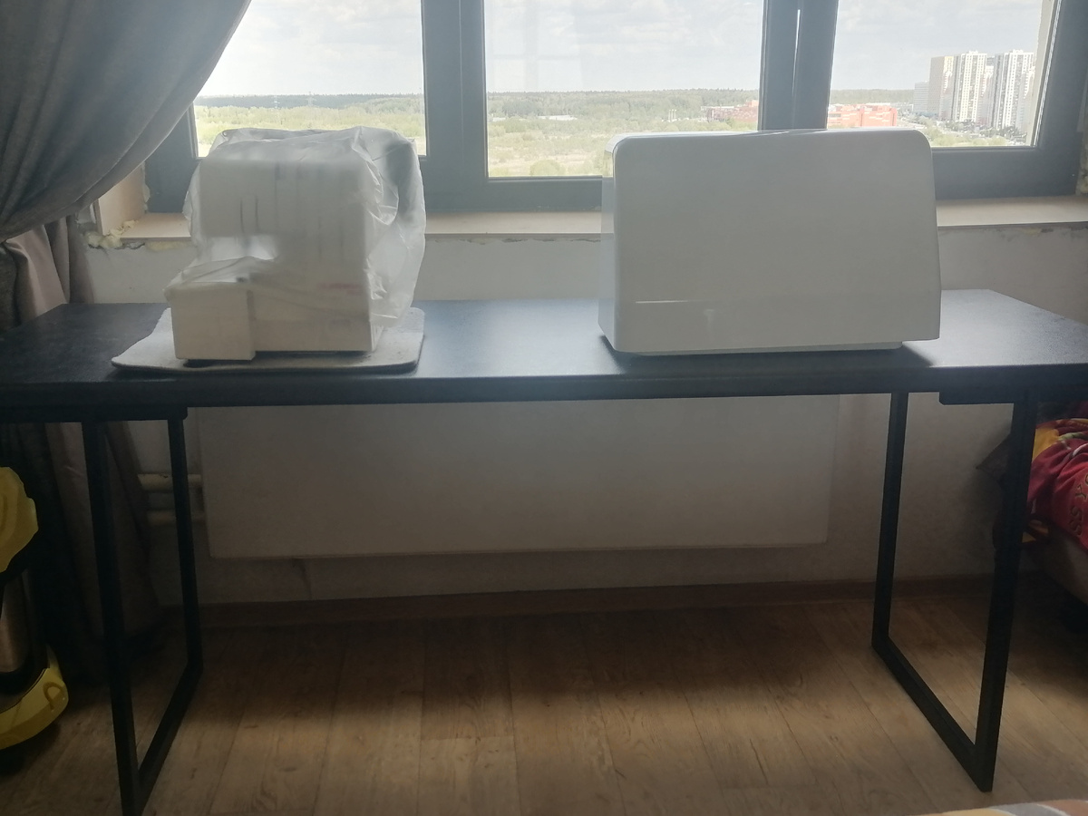 Мой маленький уголок. Да, окно портит вид, но так решили хозяева квартиры, что отделку окон будут делать позже. Муж положил на подоконник фанеру, т.к. там сидят кошки.