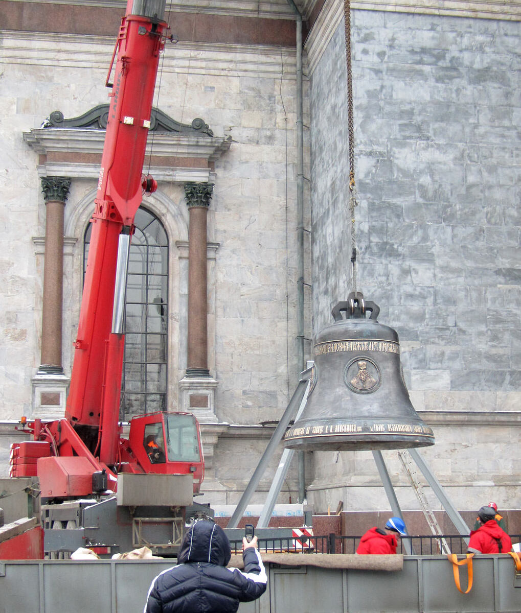 Исаакиевский собор и поднятие на него воронежского колокола