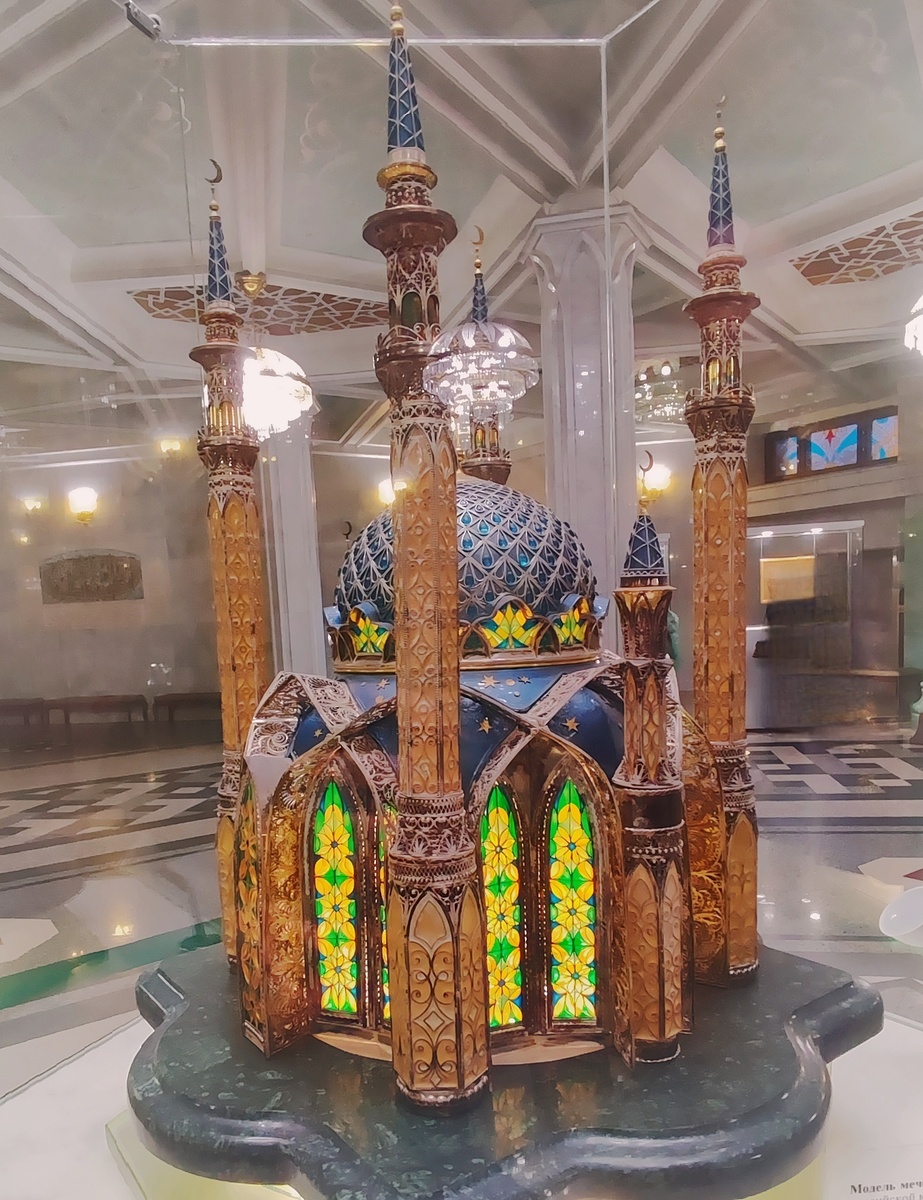 В холле  размещён красивый ювелирный макет мечети Кул-Шариф выполнен в технике  скань, филигрань, эмали. К сожалению очень сложно сделать фото, т.к. под стеклянным куполом находится, а вокруг яркое освешение, все бликует. 