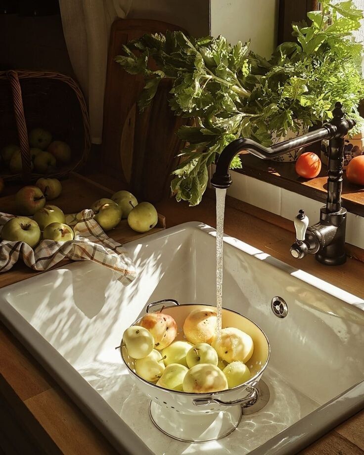 «Чувствовать благодарность и не выражать ее - всё равно что завернуть подарок и не отдать» - Уильям Артур Уорд