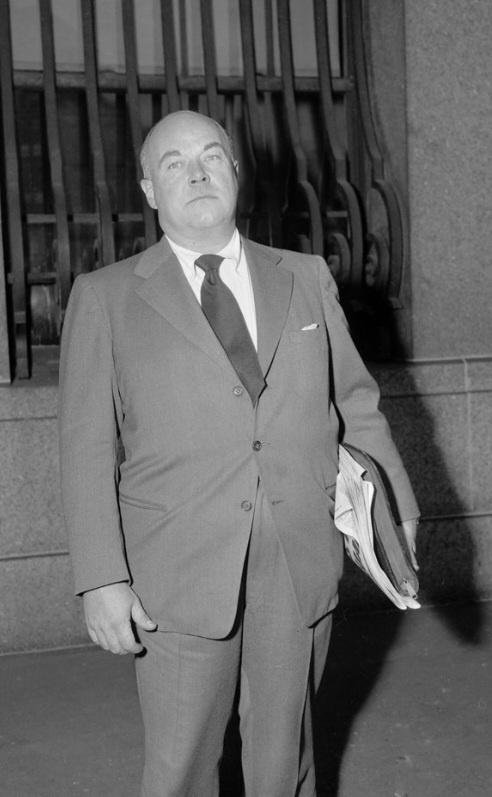 Джордж Хантер Уайт, руководитель отдела по борьбе с наркотиками в Новой Англии, сфотографирован в декабре 1952 года. В рамках операции Midnight Climax Уайт вводил экспериментальные препараты, такие как ЛСД, американским гражданам в Нью-Йорке и Сан-Франциско без их согласия. Его кодовое имя было «Морган Холл».