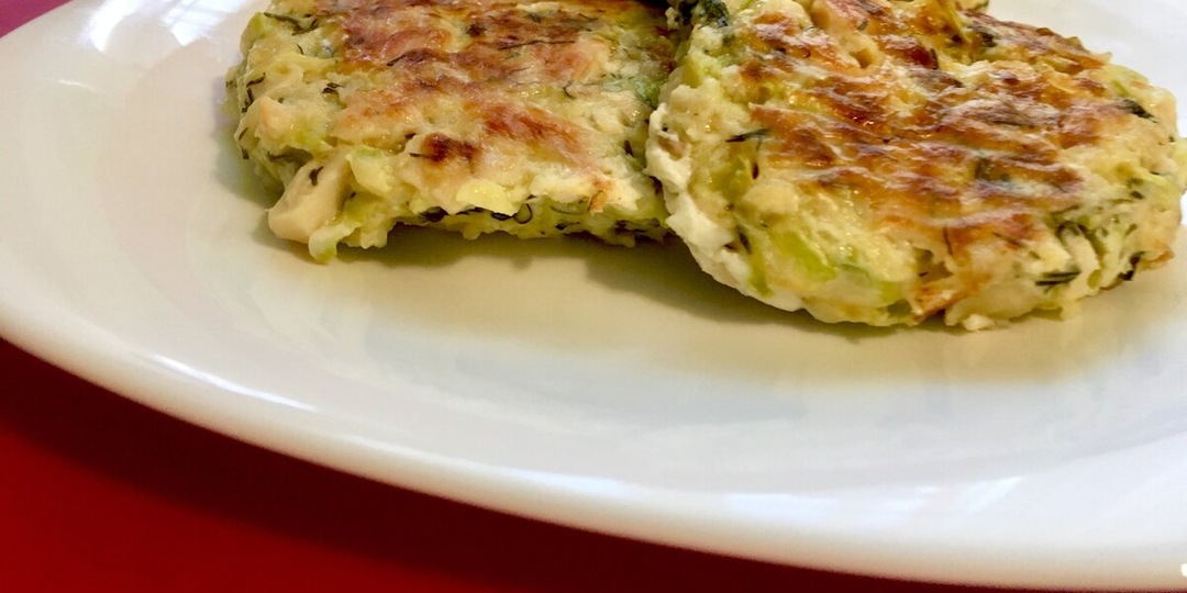 Смешала кабачки с грудкой и получила очень вкусные, очень сочные биточки. Не успеваю готовить, дети съедают сразу