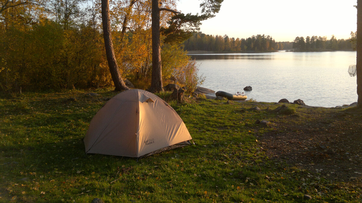 Палатка на берегу острова. Фото моё 2021 г.