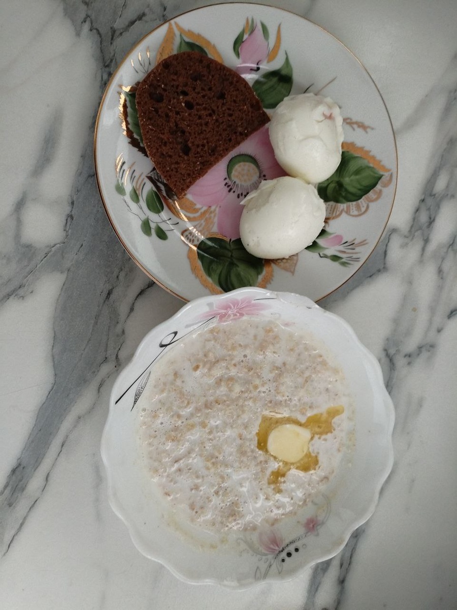 Завтрак: овсяная каша, отварные яйца, ржаной хлеб. 435кКал Б:24 Ж:20 У:38