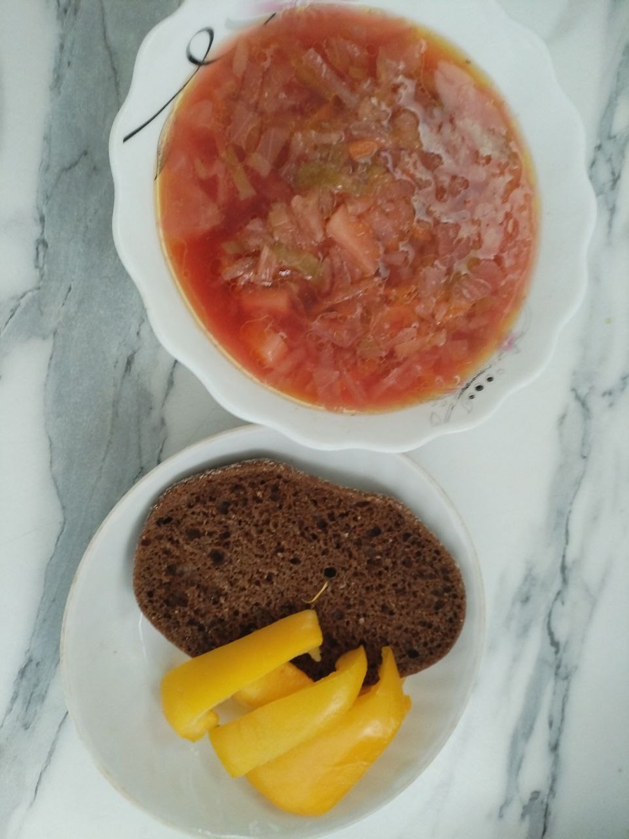 Обед: Суп, ржаной хлеб,перец болгарский,чай черный. 408кКал. Б:21, Ж:22,У:30