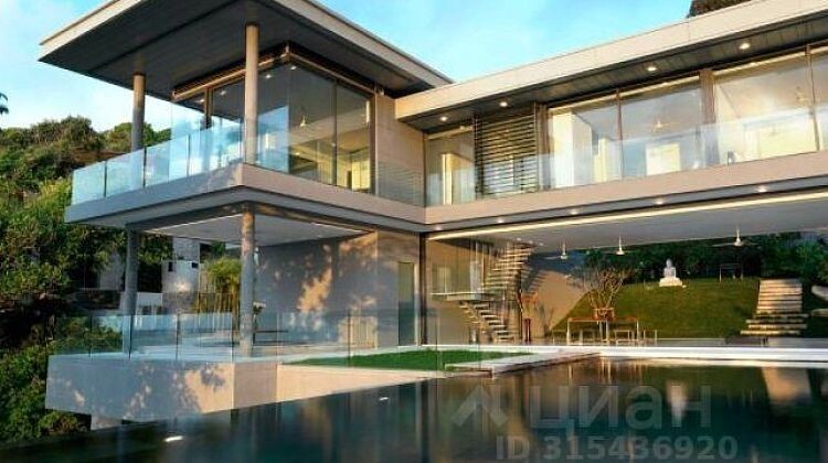 Из описания этого выставленного на продажу "скромного" и "бюджетного" объекта недвижимости, принадлежащего бывшей работнице муниципального детсада: "Двухэтажное строение размером в 2000 "квадратов" находится в Хостинском районе города. На территории есть два бассейна, СПА-комплекс, баня, спортзал, винный погреб и сад с видом на море."