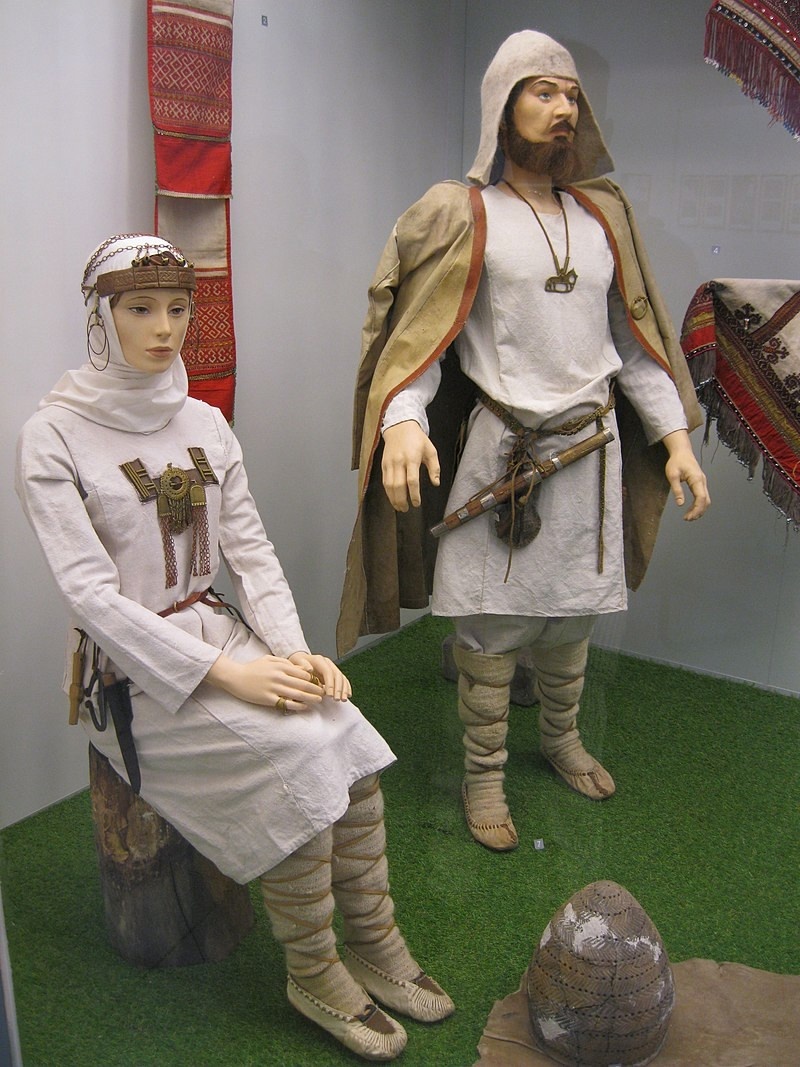 Мужской и женский костюмы древнемарийской культуры 9-12 вв. (реконструкция). Экспозиция Национального музея Республики Марий Эл.