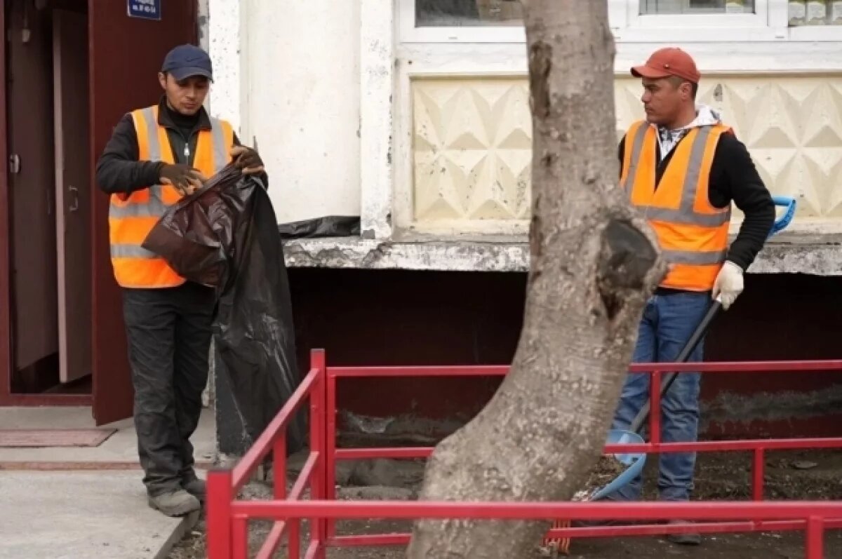    Работники УК убирают мусор и разгребают свалки во дворах в столице Камчатки