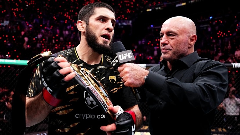     Боец UFC Ислам Махачев и комментатор Джо Роган Gettyimages.ru Jeff Bottari / Contributor