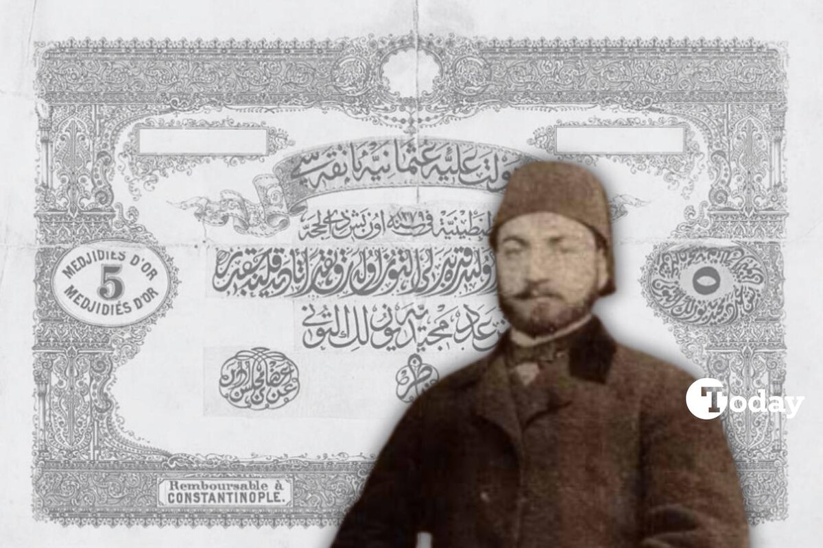Коллаж из фотографии Мехмеда Севкета Вахдети Эфенди (справа) и пробного оттиска 5-лировой банкноты Первого выпуска. (Фотоколлаж команды Türkiye Today)
