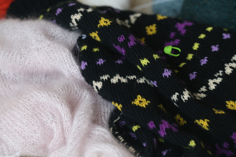 Та же паутинка рядом с большим свитером-платьем из Пехорки "Австралийский меринос"