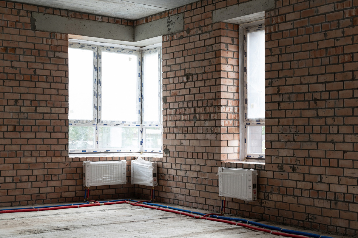 В квартире установлены качественные стальные радиаторы с нижним подключением. Они гарантируют равномерный прогрев помещения благодаря высокой теплоотдаче.