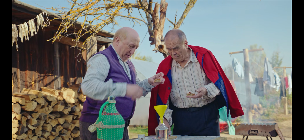 Кадр из сериала. Дядя Гриша и отец Мити Миша пьют за возвращение Митяя