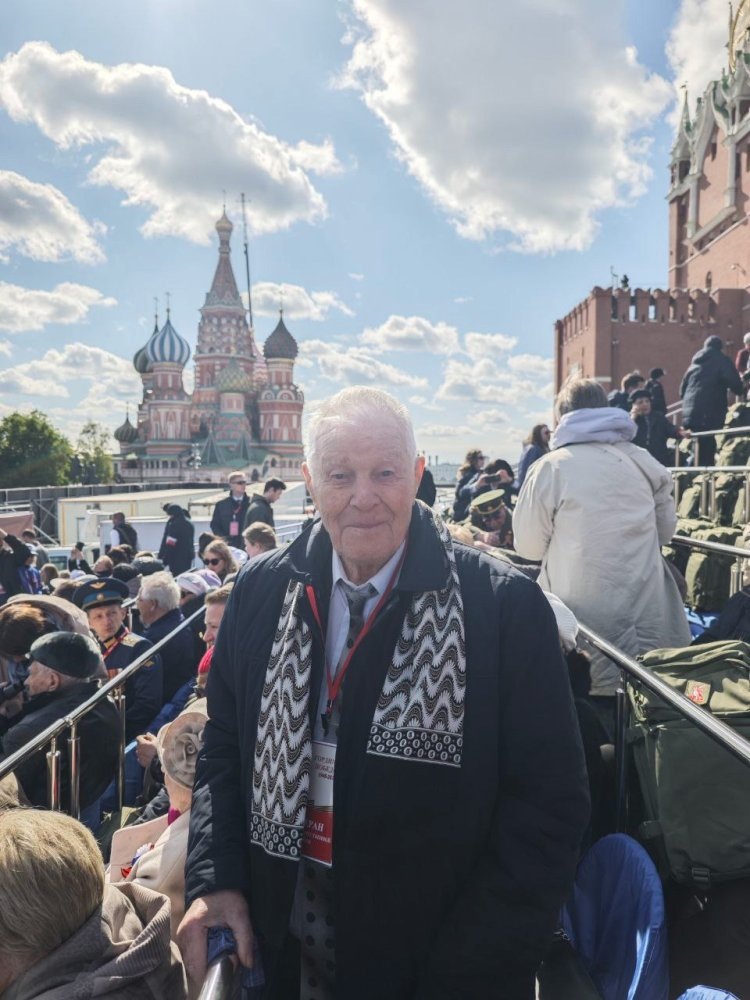    К торжественному маршу, побатальонно!