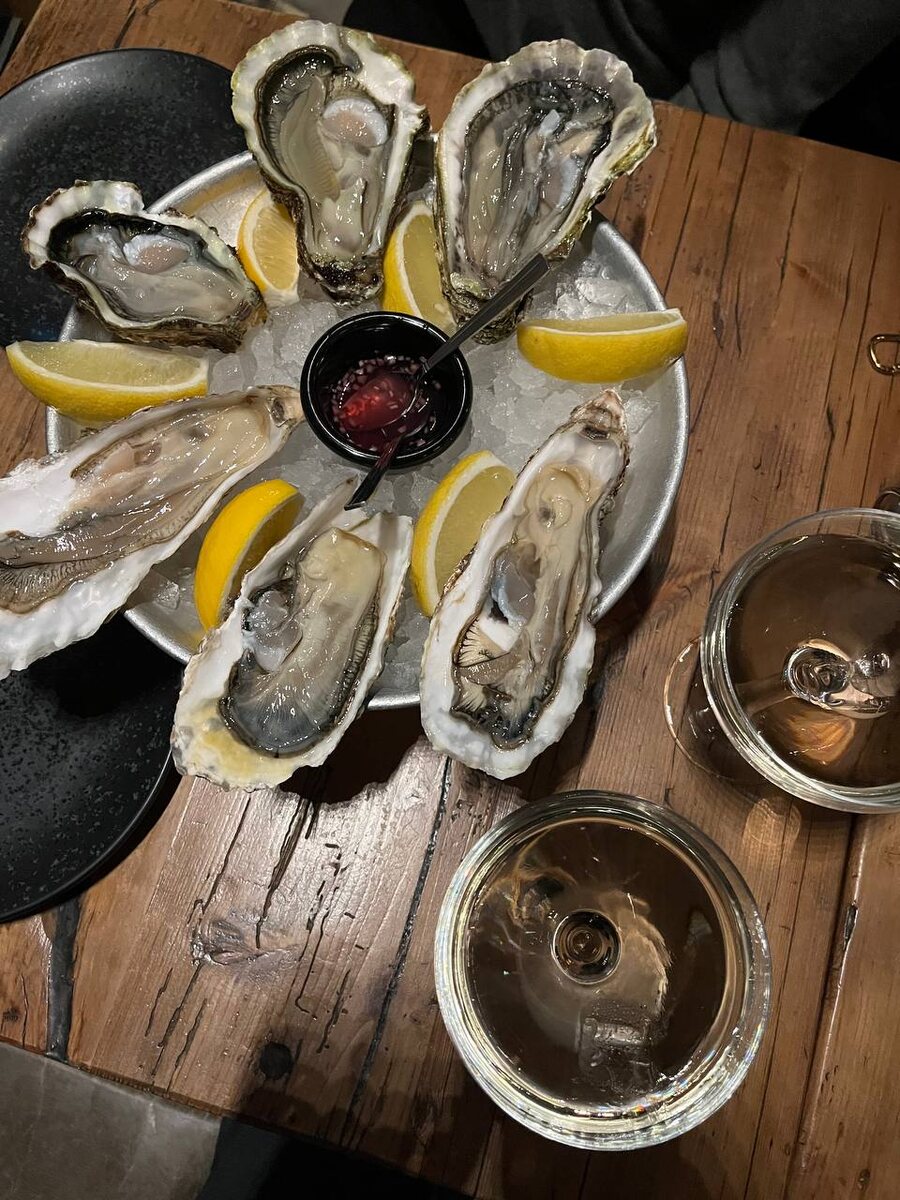 Императорские и хасанские устрицы, дополненные бурлящими пузырьками просе