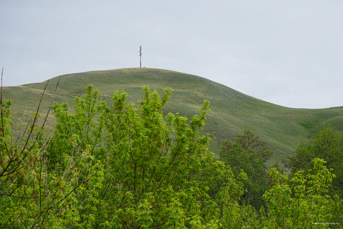 Вид на вершину со стоянки у трассы