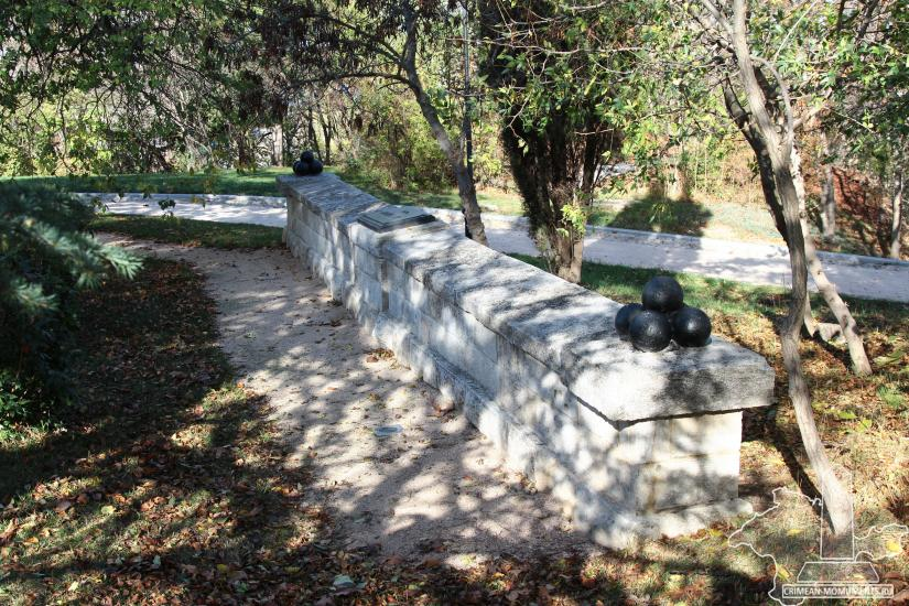 Размеры мемориального обозначения: длина – 10 м, ширина – 0,6 м, высота – 0,7 м. На левом крае стенки смонтирована пирамида из пяти ядер. На правом крае аналогичная пирамида потеряна. В середине стенки сверху в 1905 г. вмонтирована чугунная плита (85х45 см) с надписью: «1855 г. Батарея № 127».