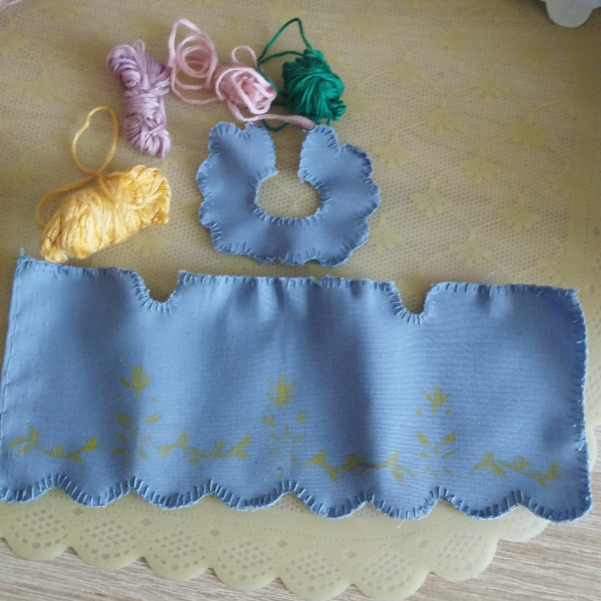 Затем я обметала руками все края. 