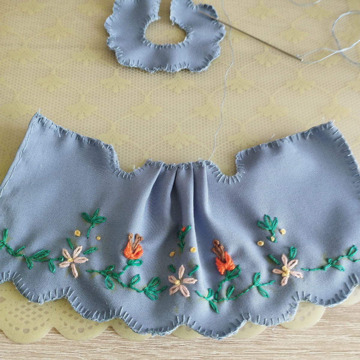 Делаю складки, по переду и с сзади. 