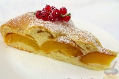 Этот воздушный абрикосовый пирог легко повторить даже начинающему кулинару  📷
