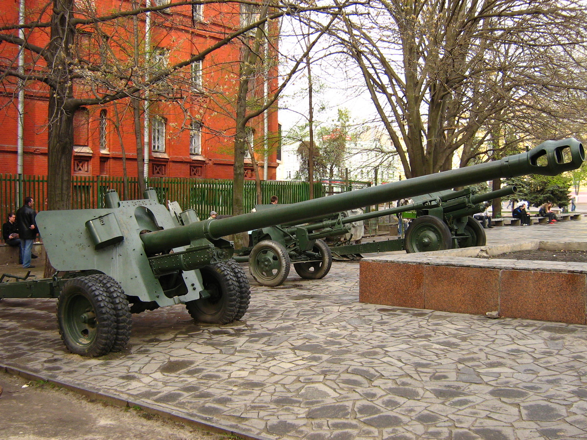 На переднем плане.