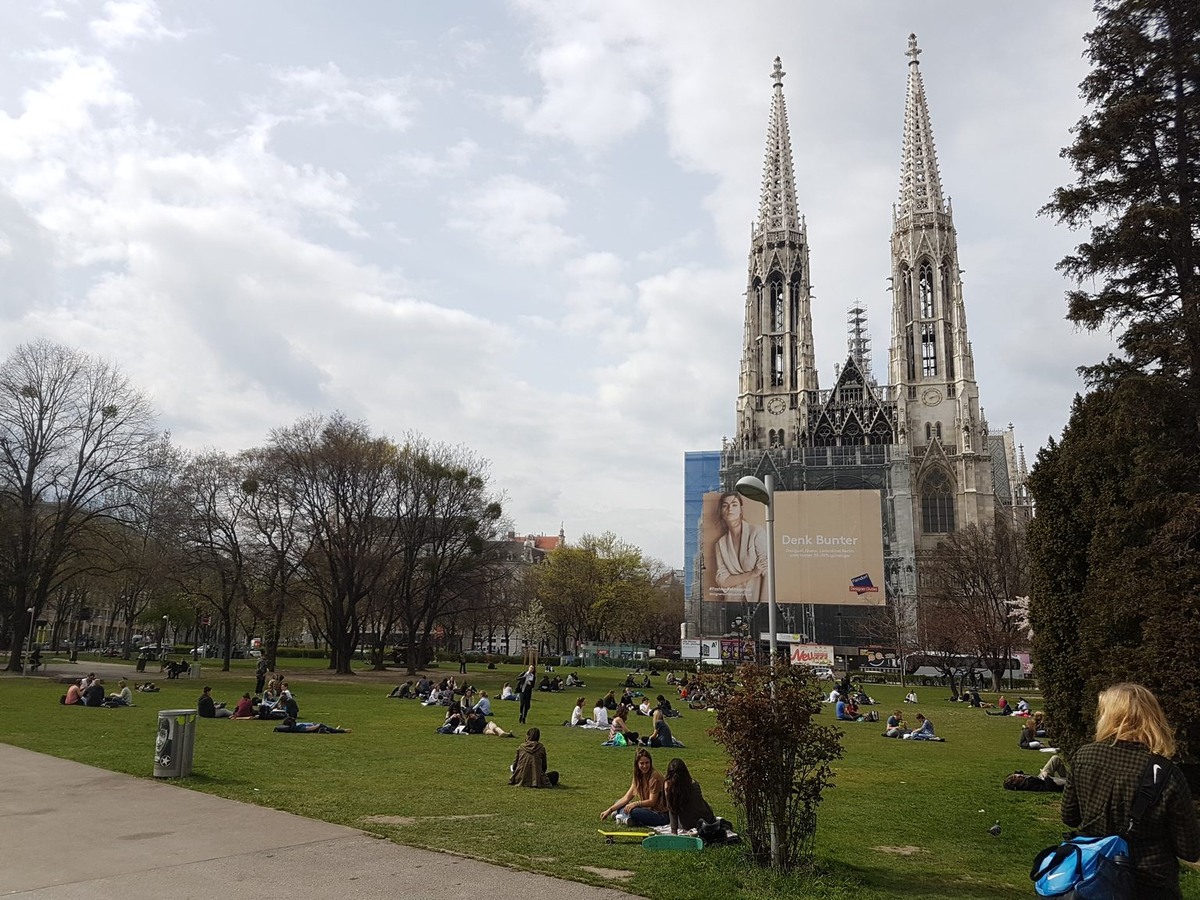 Парк Зигмунда Фрейда находится в самом центре Вены: в первом районе. Источник фото: https://kidslovevienna.com/wp-content/uploads/user-uploads/Sigmund%20Freud%20Park022.jpg