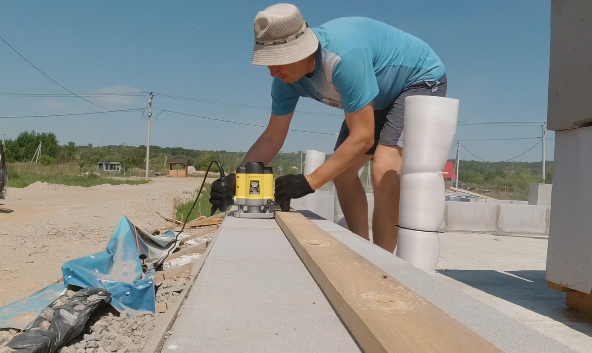 Штробы можно делать фрезером, можно электрическим штроборезом, или специальным ручным штроборезом.