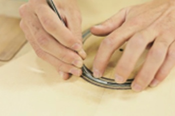 Ручная работа по украшению розетки гитары