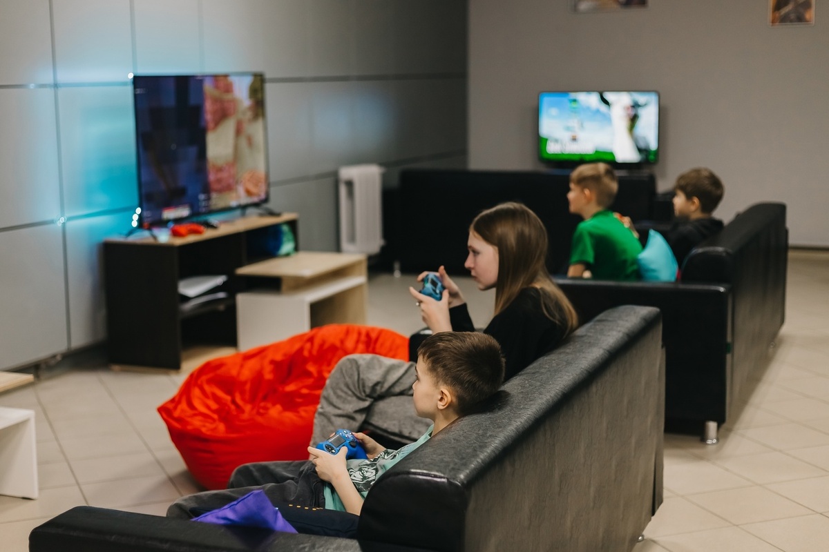 7 игровых приставок, на каждой из которых можно играть компанией до 4 человек в 1 игру