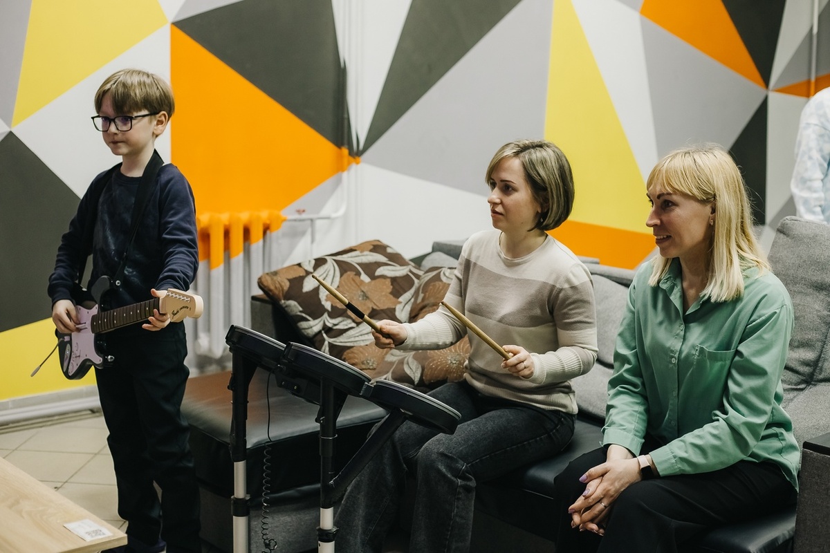 Музыкальный симулятор Гитар Хиро с настоящей барабанной установкой и контроллерами-гитарами