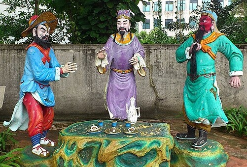 Лю Бэй, Гуань Юй и Чжан Фэй принимают участие в церемонии, известной как «Клятва персикового сада», и становятся назваными братьями.