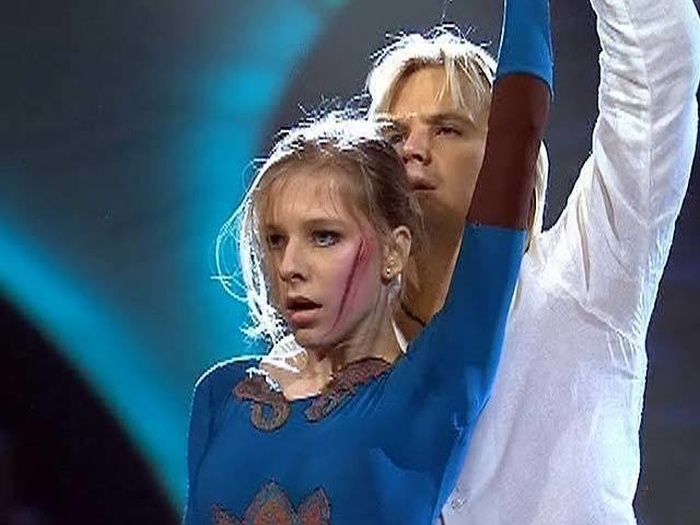 Лиза Арзамасова и Максим Ставиский в шоу «Лёд и пламень». / Фото: 1tv.ru