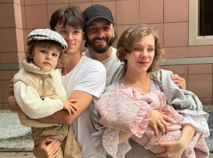 Лиза Арзамасова и Илья Авербух с детьми и сыном Авербуха от первого брака. / Фото: gazeta.ru