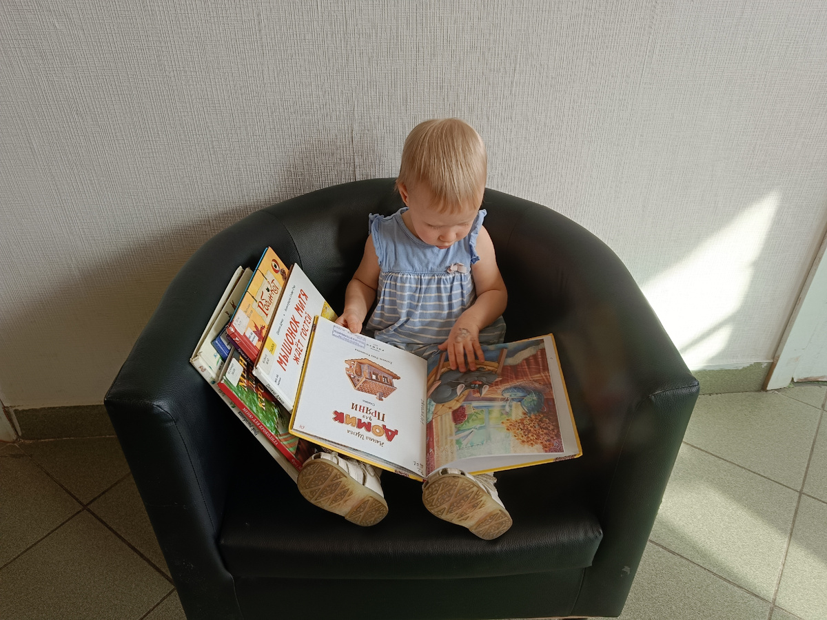 Маленький читатель пока только странички листать любит, но зато делает это очень увлечённо