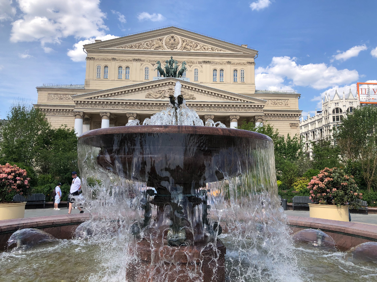 Большой театр, лето, цветы, фонтаны, музыка...