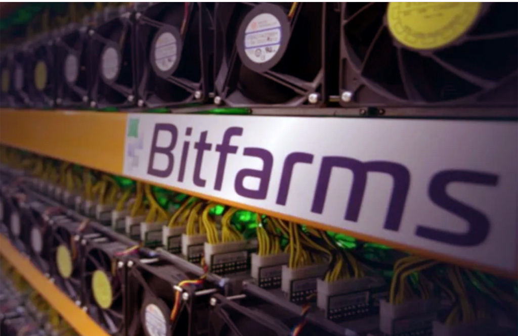 Bitfarms логотип на майнинг ферме.