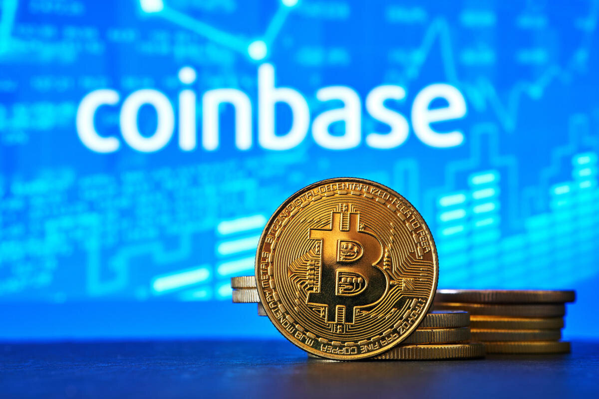 Coinbase логотип и Биткоин.