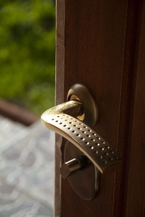 Открываем дверь. 