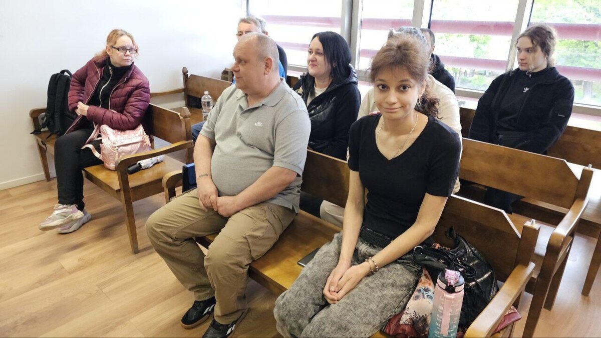 На переднем плане Александр Жгун и Татьяна Андриец перед началом судебного заседания © соцсети