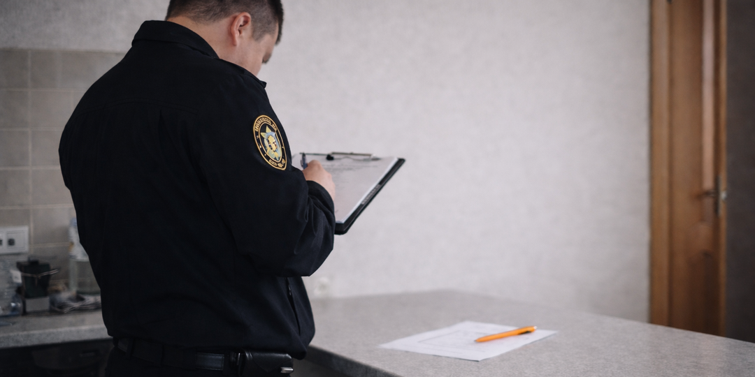 Приставы пришли домой описывать вещи. Что они могут забрать?