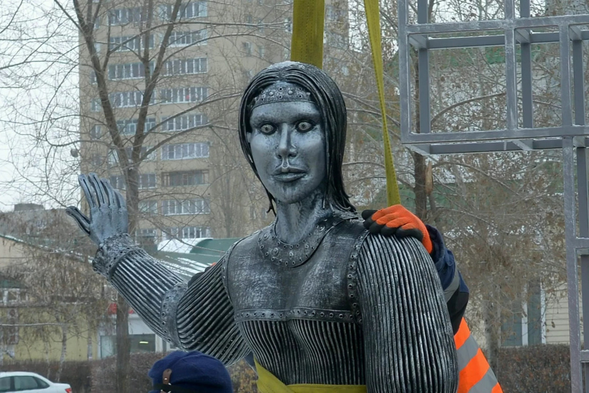 Знаменитая статуя Алёнушки (ныне демонтирована).