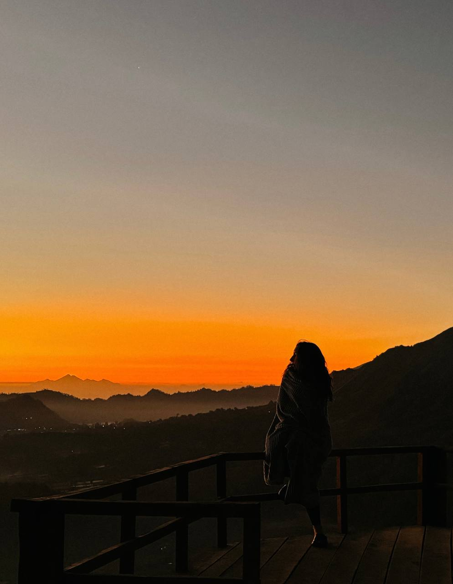 смотрю рассвет на кальдере вулкана в Кинтамани