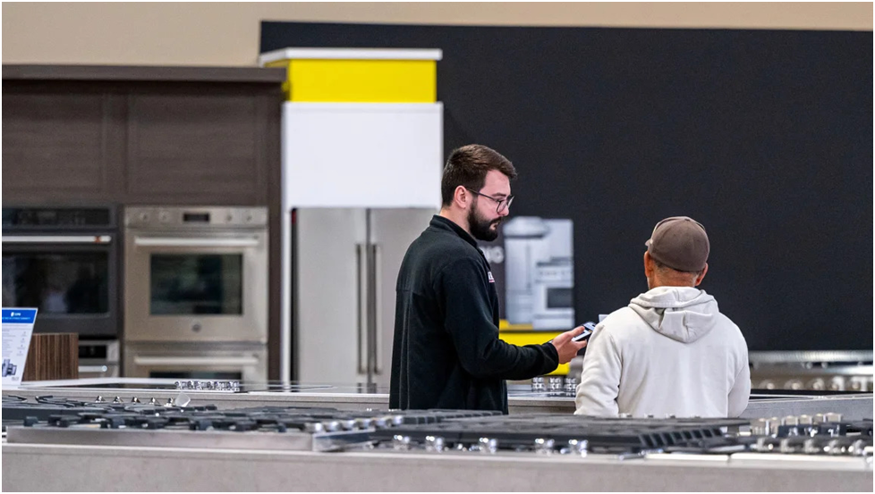 Респонденты опроса сообщили, что планируют отложить некоторые крупные покупки и сократить расходы в других сферах жизни, чтобы не накапливать долги.
Дэвид Пол Моррис/Bloomberg/Getty Images