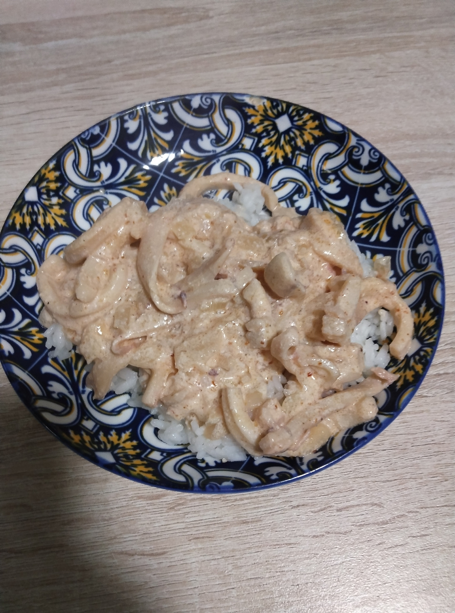 Кальмары в сметанном соусе 