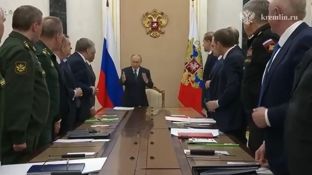    Вечером 14 мая Президент провёл совещание по подготовке переговоров с украинской стороной