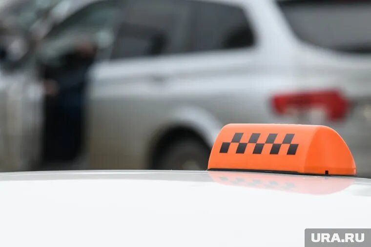 Таксист проявил бдительность и спас пользователя от потери денег, а себя от колонии. Фото: Илья Московец © URA.RU