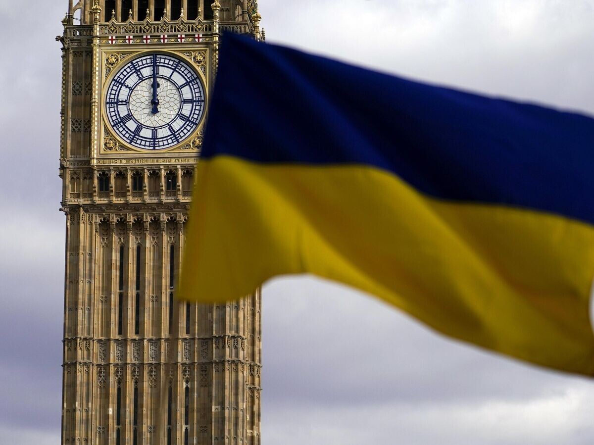    Флаг Украины на фоне Биг Бена в Лондоне© AP Photo / Alberto Pezzali